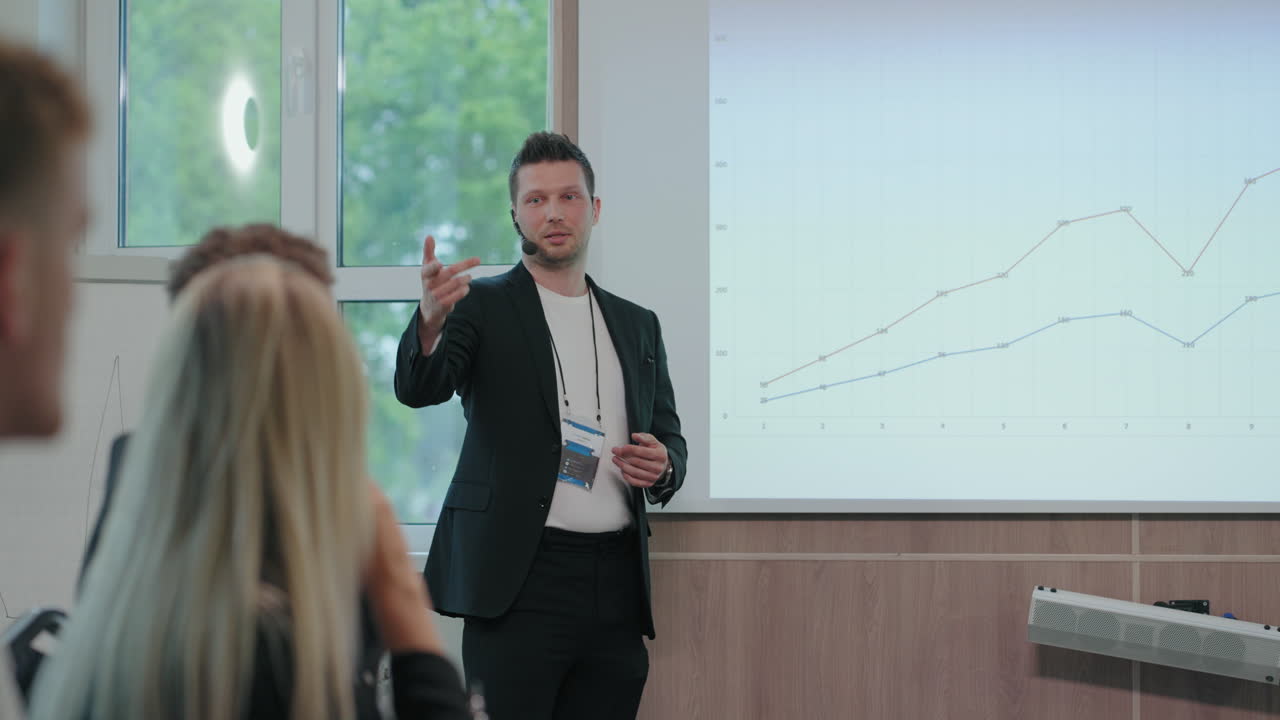 el carismático entrenador de negocios está hablando en un seminario educativo para especialistas en marketing y finanzas.