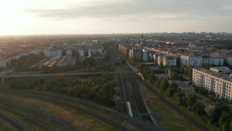 Panoramakurvenaufnahme-Einer-Großstadt.-Stadtviertel-Und-Eisenbahnknotenpunkt-Am-Morgen.-Fernsehturm-Fernsehturm-In-Der-Ferne.-Berlin,-Deutschland