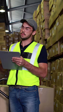 trabajador de almacén comprobando su lista