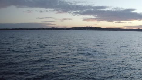 Avistamiento-De-Ballenas-Frente-A-La-Costa-De-Las-Playas-Del-Norte-De-Sydney-Durante-La-Puesta-De-Sol-De-La-Hora-Dorada,-Imágenes-Aéreas-De-Drones-De-Ballenas-Jorobadas-Saltando-Jugando-Durante-La-Migración