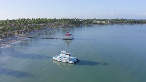 Yate-De-Lujo-Anclado-Frente-Al-Hotel-Y-Resort-Bahia-Principe-En-La-Romana,-República-Dominicana