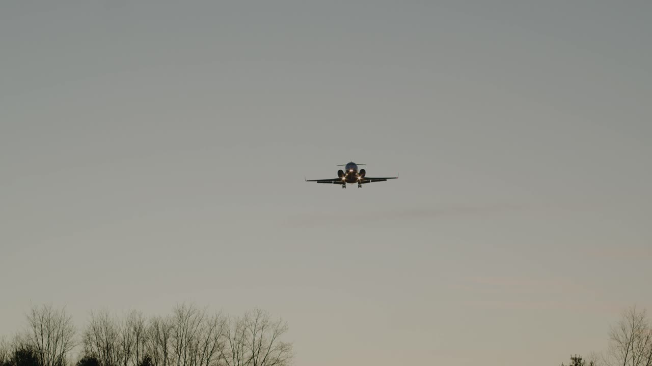 개인 제트기가 해가 지면 낮게 날아갑니다.