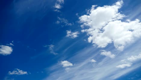 las nubes se mueven en el cielo azul.