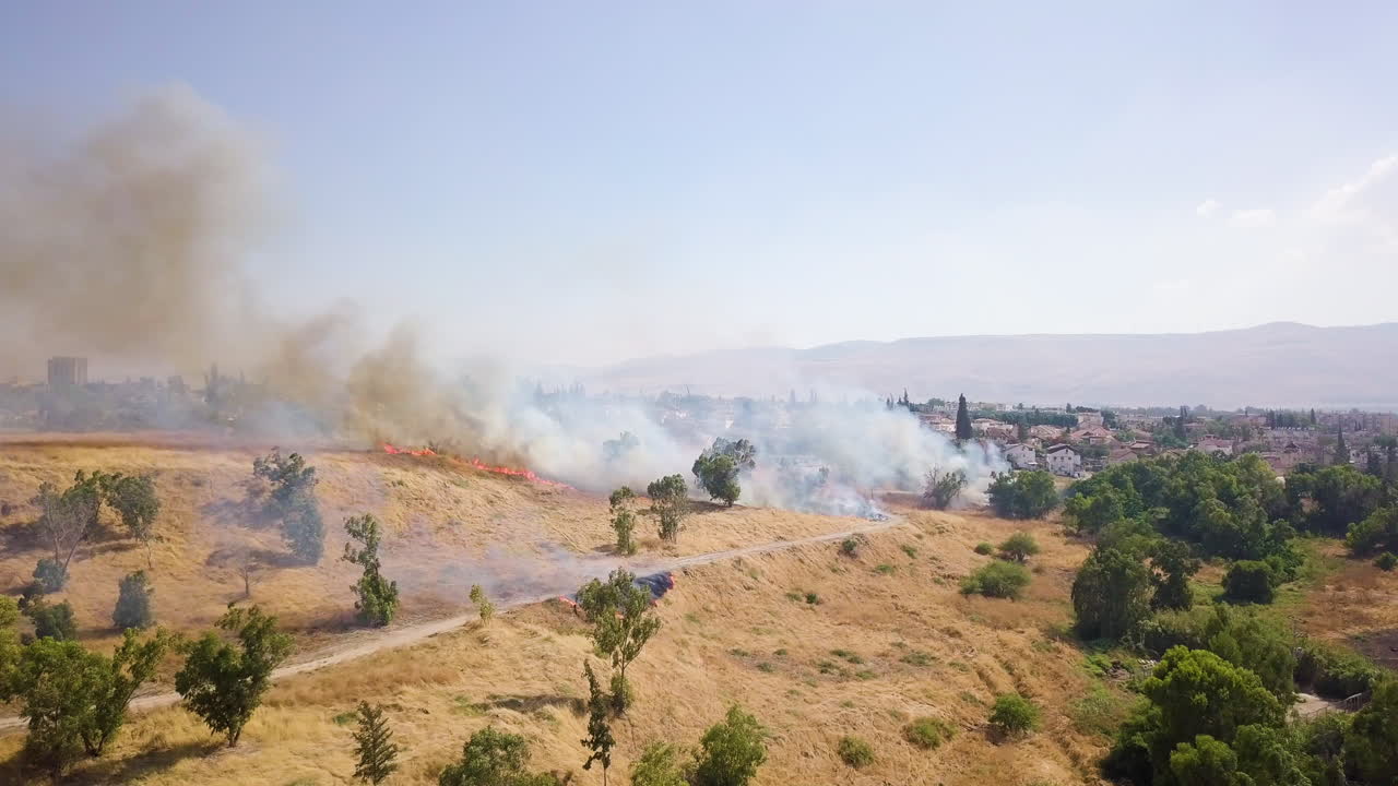 Ripresa aerea di un incendio boschivo nel Nord di Israele nell'estate 2004.