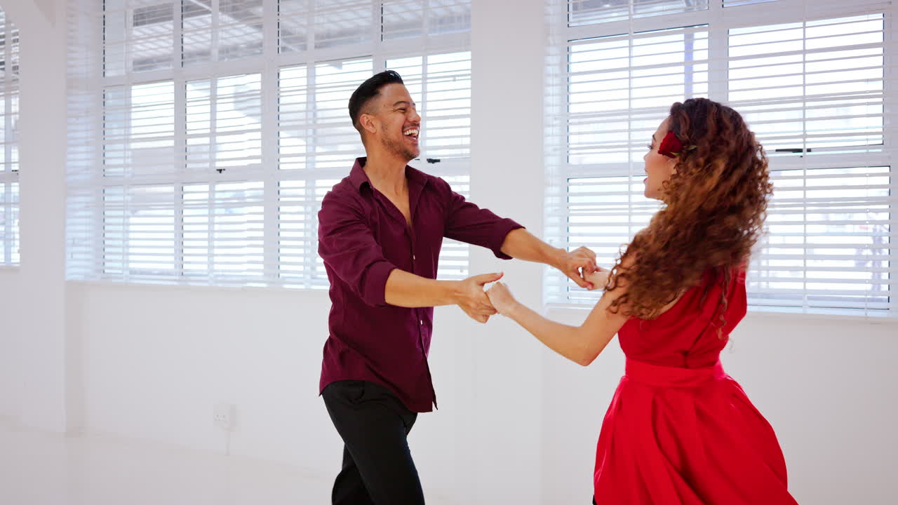 pareja, salsa y entrenamiento de baile en el estudio