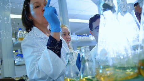 animación de ecuaciones matemáticas sobre un grupo de científicos diversos en el laboratorio