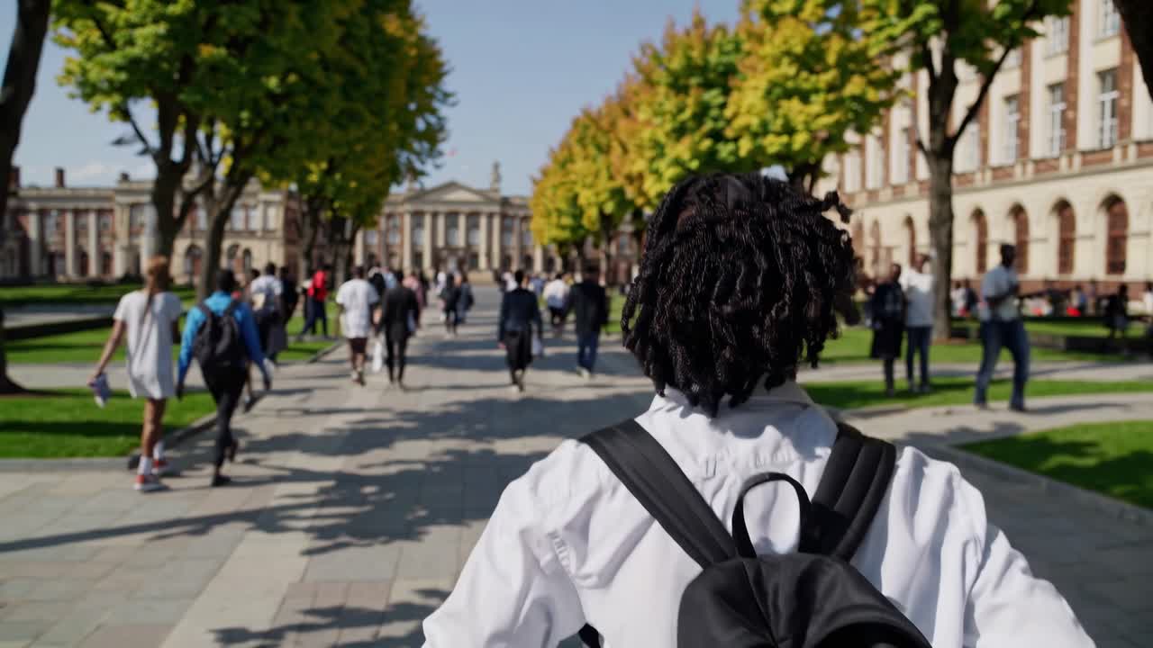 estudiante caminando por el campus