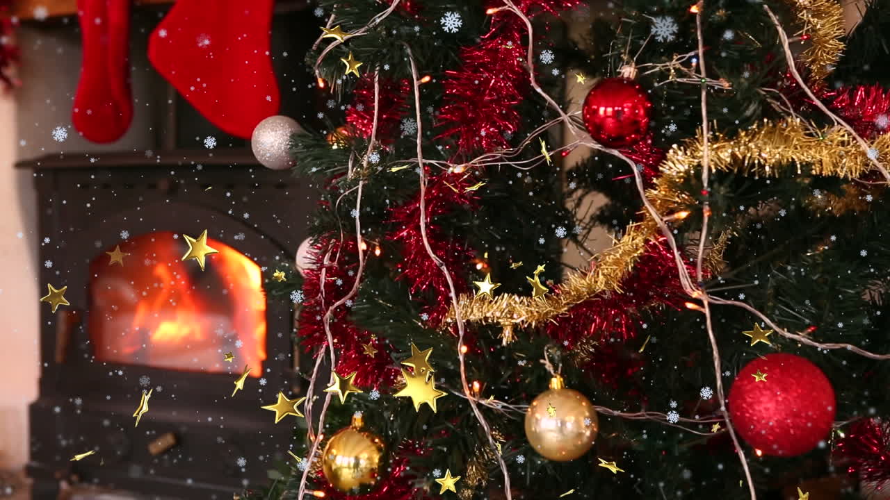 animación de nieve cayendo sobre el árbol de navidad con bolas
