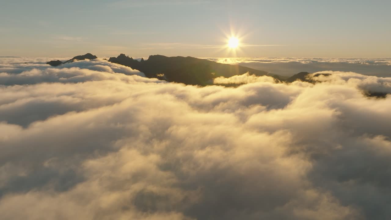 Volo di drone sopra le nuvole durante un'alba a Madeira, Portogallo