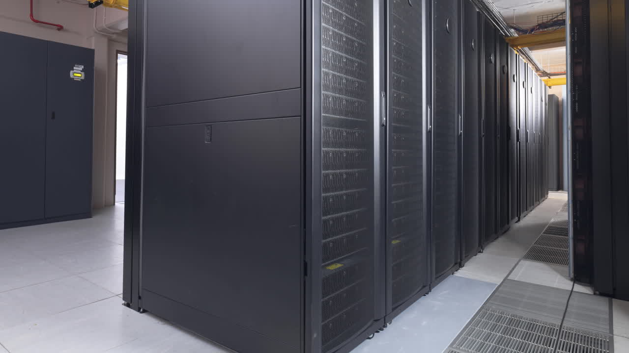 video de un pasillo vacío con filas de servidores de computadoras