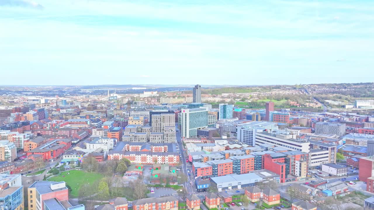 Drönare stiger upp över Sheffield och avslöjar en blandning av bostadshus, moderna torn och historiska landmärken över stadssiluetten i South Yorkshire, England, fångat i en uppåtriktad flygbild