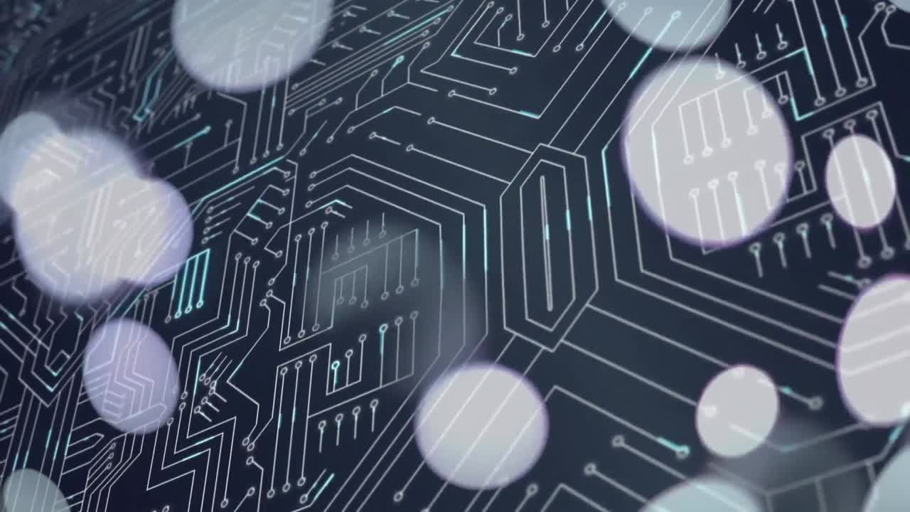 빛나는 컴퓨터 회로판에 데이터 처리의 애니메이션