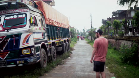 ciudad de nepal con una camioneta vieja y colorida con un tipo australiano