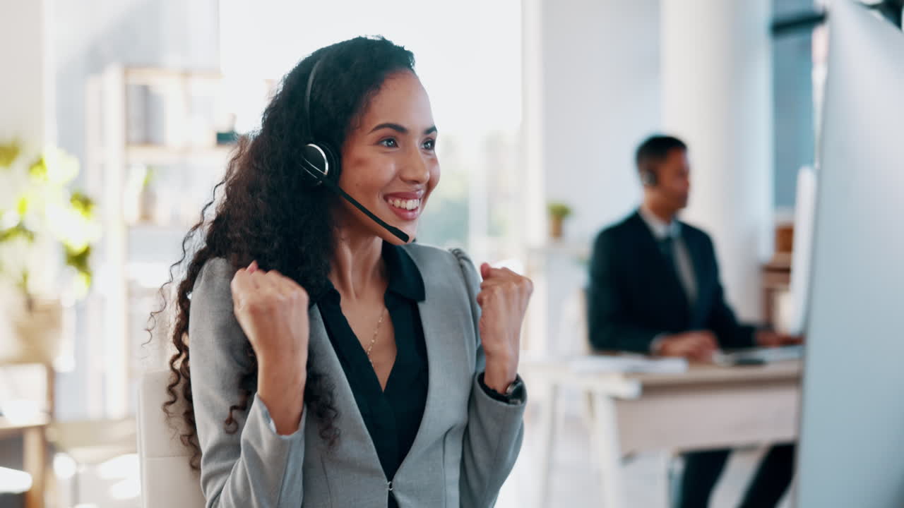 mujer feliz, centro de llamadas y celebración