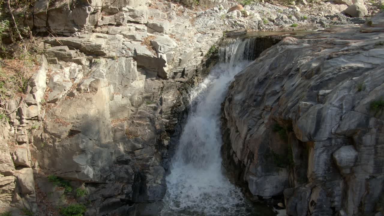 Fossende Yelapa-foss i tropiske fjellskoger i Jalisco, Mexico.