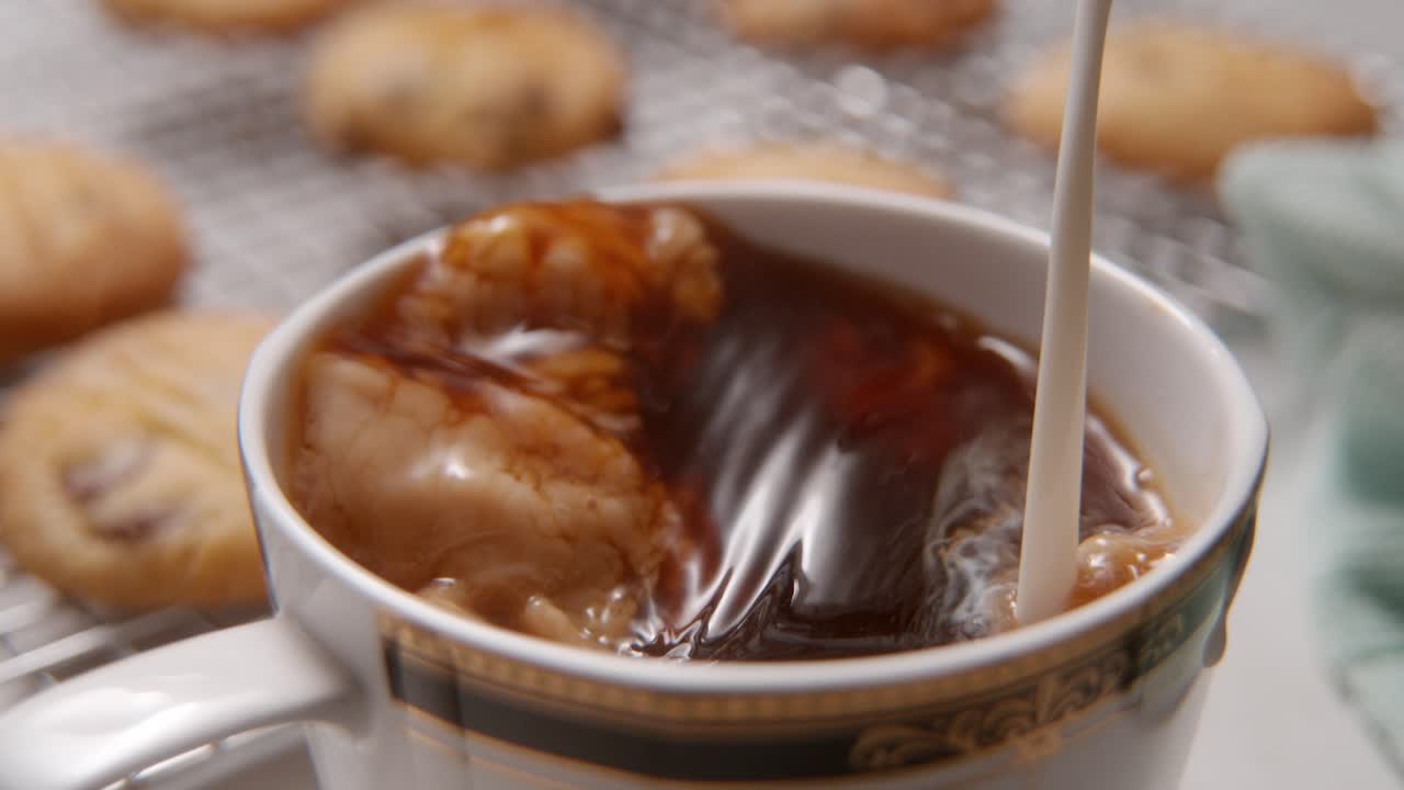 빠른 우유는 쿠키 2000fps 팬텀과 함께 멋진 커피 컵에 빠르게 부어집니다.