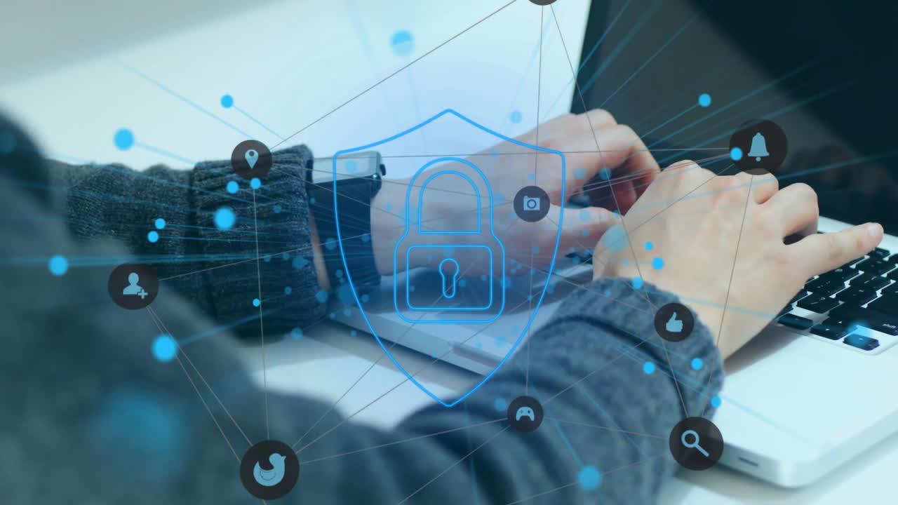 iconos de ciberseguridad y animación de protección de datos sobre personas que escriben en una computadora portátil