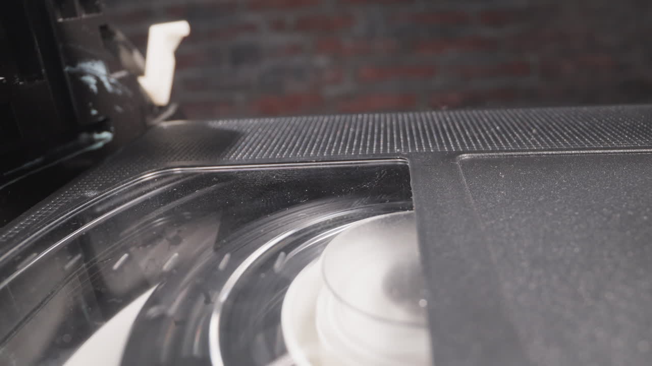 비디오 테이프의 릴이 비디오 카세트 레코더에서 빠르게 회전합니다.