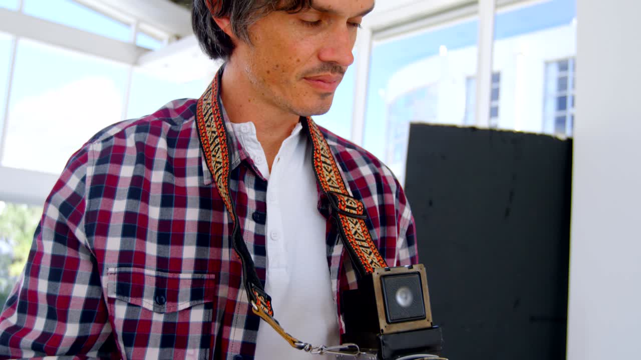 남성 사진작가와 모델이 사진 4k를 논의하고 있습니다.