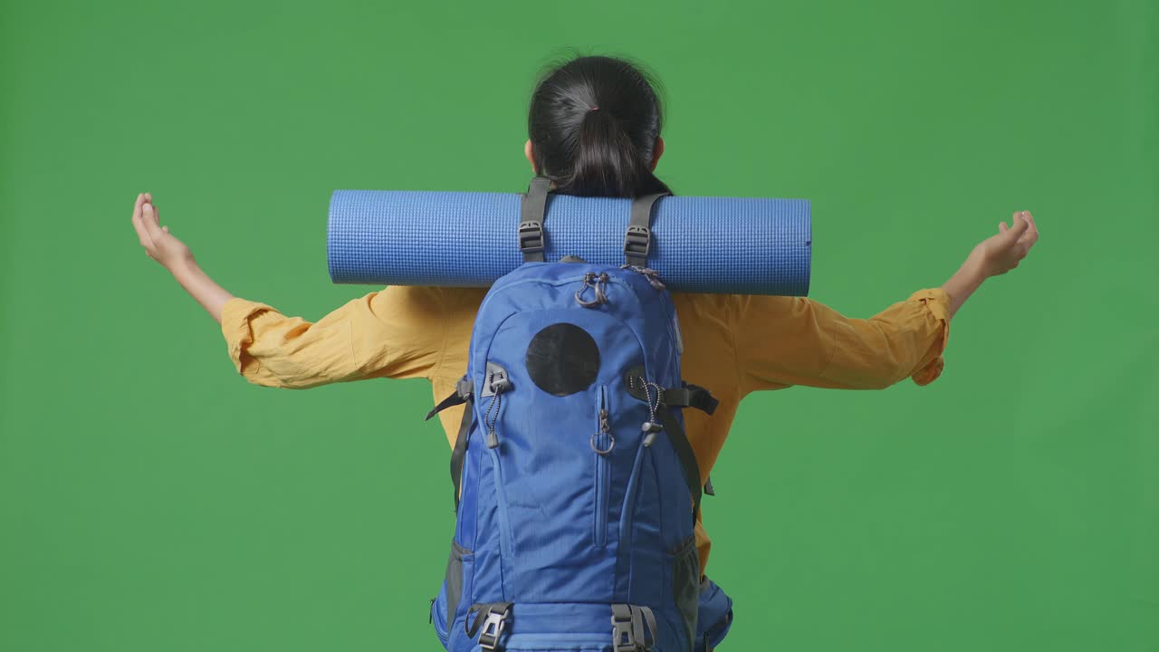 mujer con mochila y estera de yoga