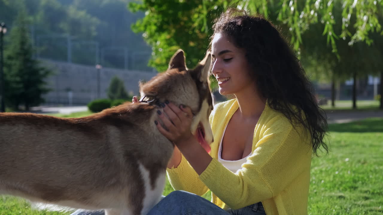 mujer y su perro husky en un parque