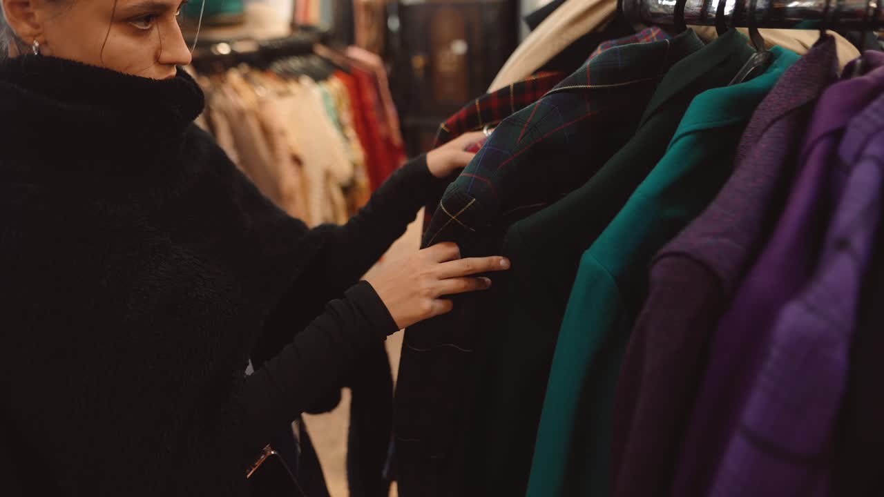 옷을 쇼핑하는 여자