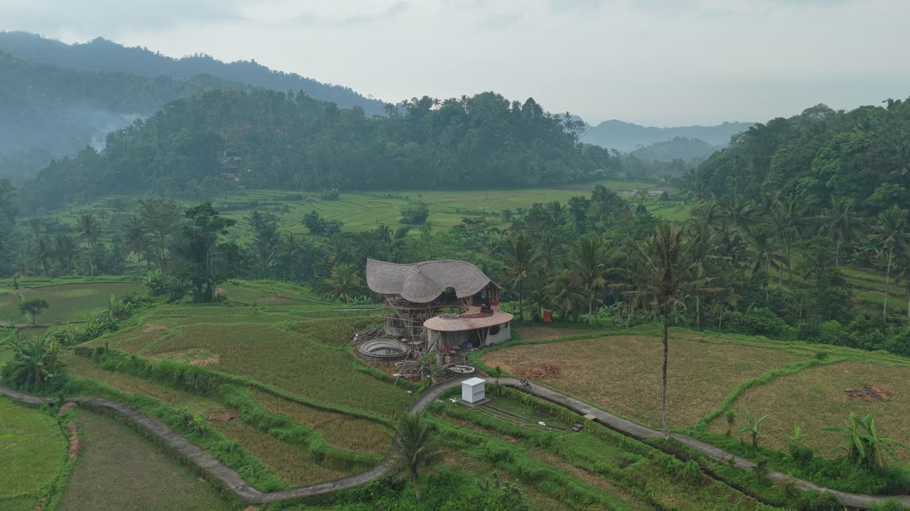 Pemandangan udara rumah bambu Lembah Sidemen dan teras sawah di Bali