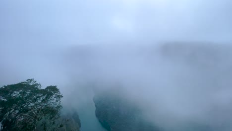 Tomada-Desde-Un-Mirador-Del-Cañon-Del-Sumidero-Con-Niebla-Intensa-Hacia-El-Rio-Chicoasen