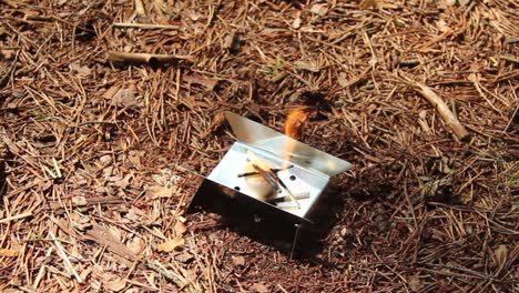 poner un cuenco de metal en el fuego