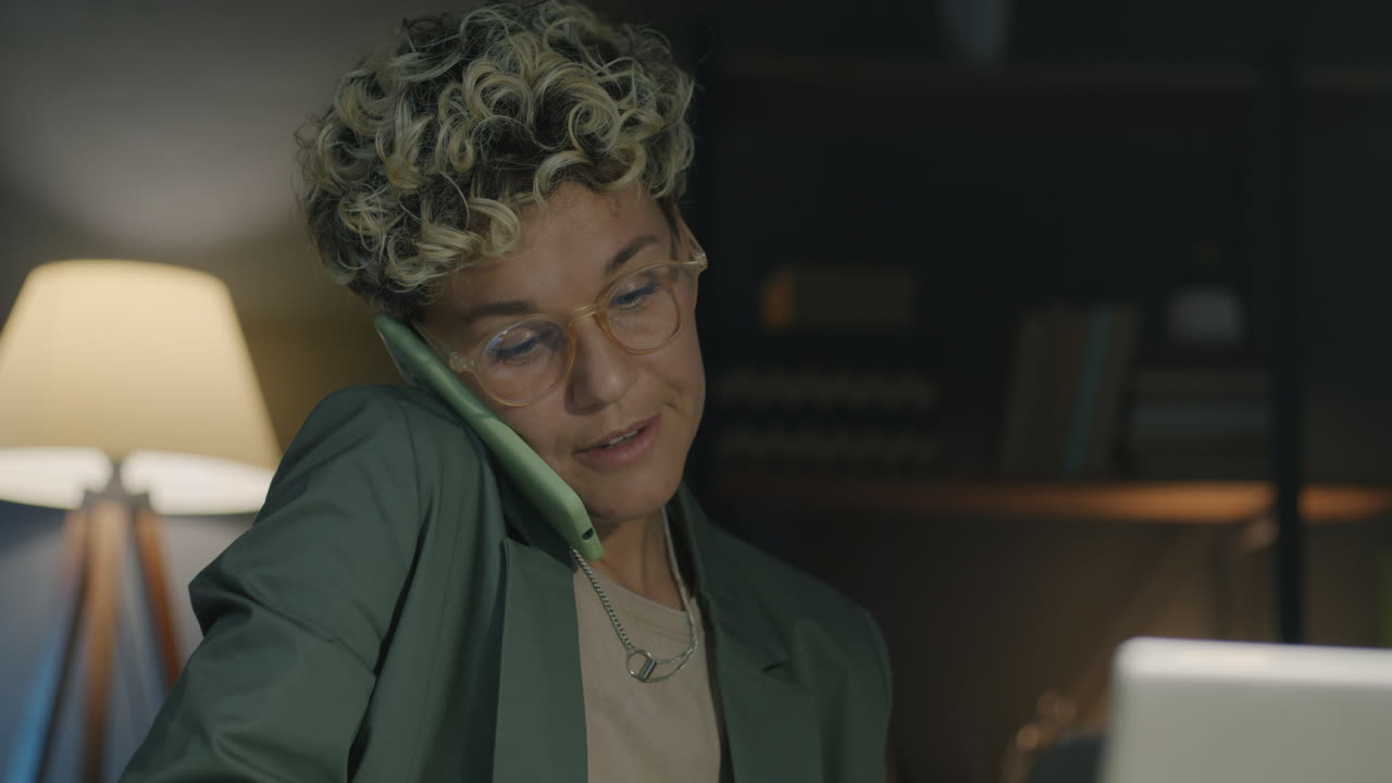 Frau arbeitet bis spät in die Nacht