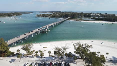 Wunderschöne-Umlaufende-Luftaufnahme-Der-Bootsaktivitäten-In-Der-Nähe-Von-Longboat-Pass-Und-Jewfish-Key-In-Sarasota,-Florida