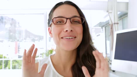 hermosa mujer de negocios hablando con la cámara