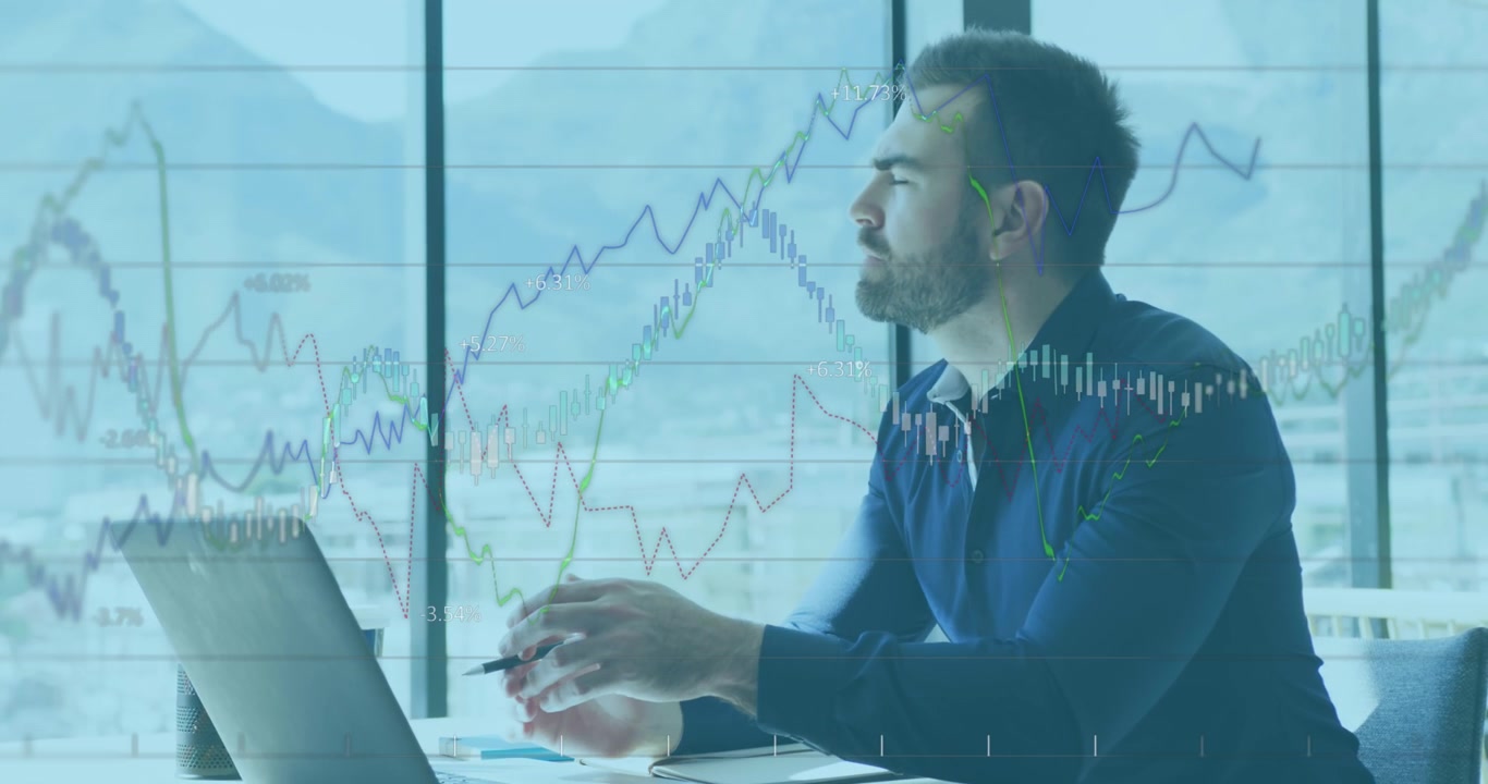 Animazione di dati finanziari e grafici su uomo d'affari caucasico concentrato in ufficio