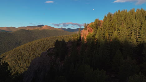 Cinematográfico-Aéreo-Zumbido-Mañana-Amanecer-Denver-Monte-Evans-14er-Lagos-Chicago-Frente-Estribaciones-Montañas-Rocosas-I70-Idaho-Manantiales-Hoja-Perenne-Paso-De-India-Eco-Montaña-Lago-Arboles-Luna-Movimiento-Hacia-Adelante