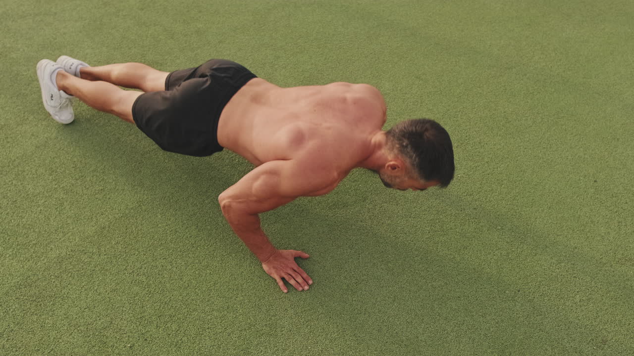 hombre haciendo flexiones.