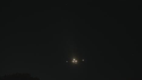 cielo nocturno con avión