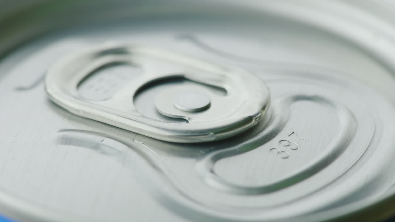 닫힌 뚜껑의 소다 클로즈업 4k 비디오가 있는 알루미늄 캔