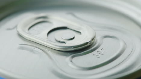 lata de aluminio con refresco primer plano de tapa cerrada video 4k