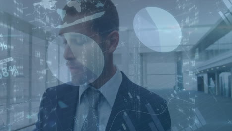 animación del procesamiento de datos financieros sobre el hombre de negocios caucásico caminando