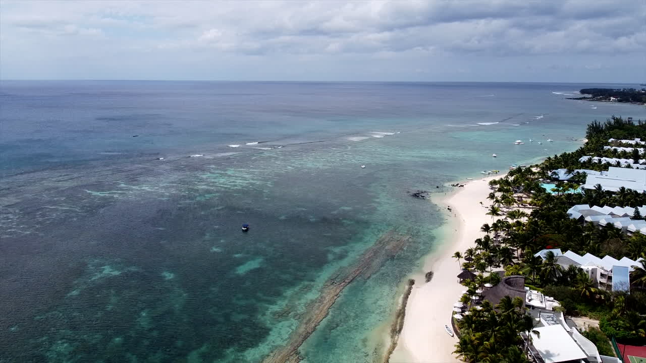 Sorvolando la passeggiata sulla spiaggia mauriziana e l'Oceano Indiano, Mauritius