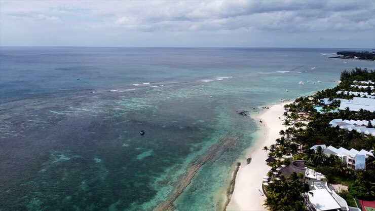 Sorvolando la passeggiata sulla spiaggia mauriziana e l'Oceano Indiano, Mauritius