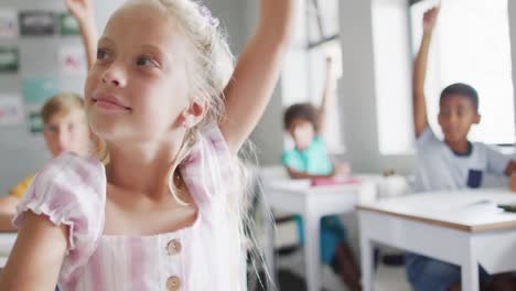 Video-Eines-Glücklichen-Kaukasischen-Mädchens,-Das-Während-Des-Unterrichts-Im-Klassenzimmer-Die-Hand-Hebt