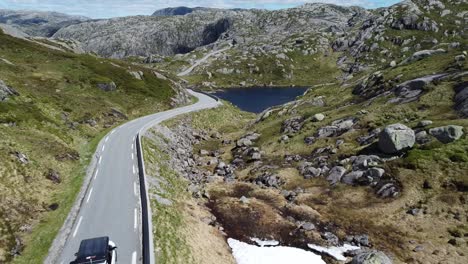 Coche-Conduciendo-Por-Una-Hermosa-Carretera-De-Paso-En-Medio-De-Noruega-1