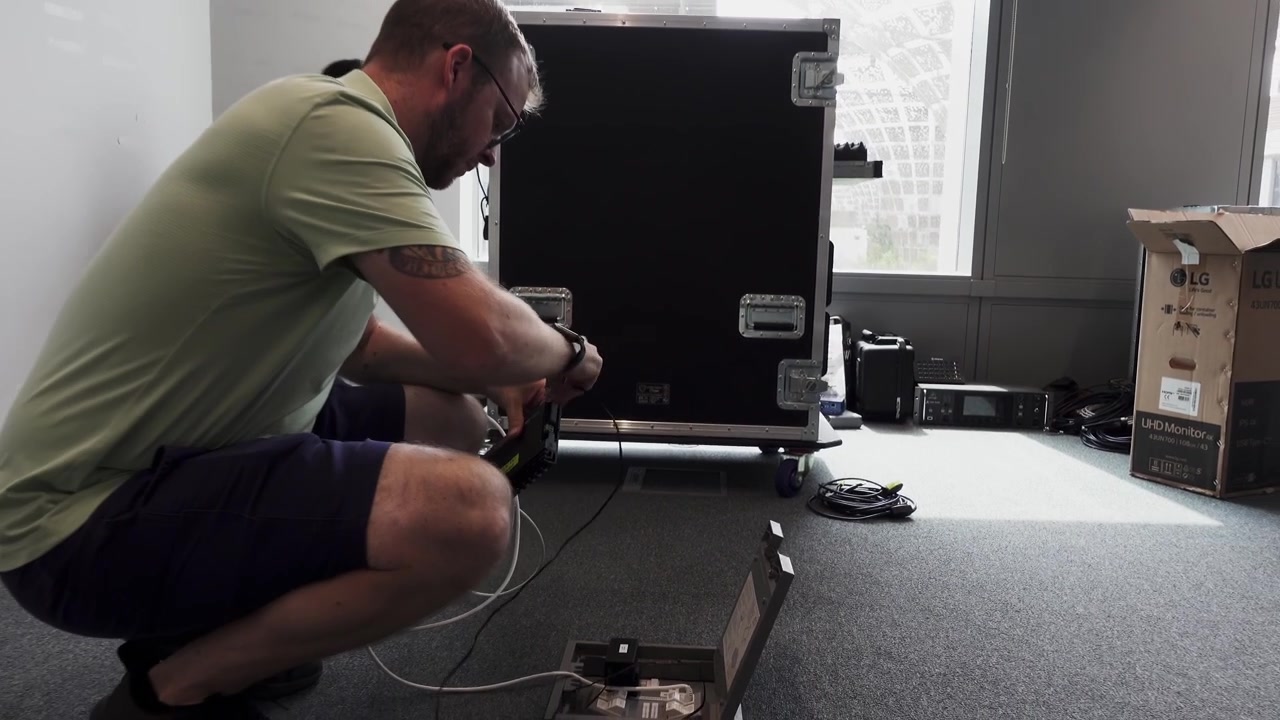 Uomo che collega un router Wi-Fi nelle prese a pavimento.