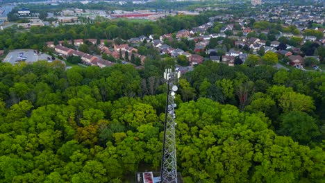 5g-Sendeturm,-Mobilfunksignal-Für-Mobiltelefone-In-Der-Nähe-Der-Nachbarschaft