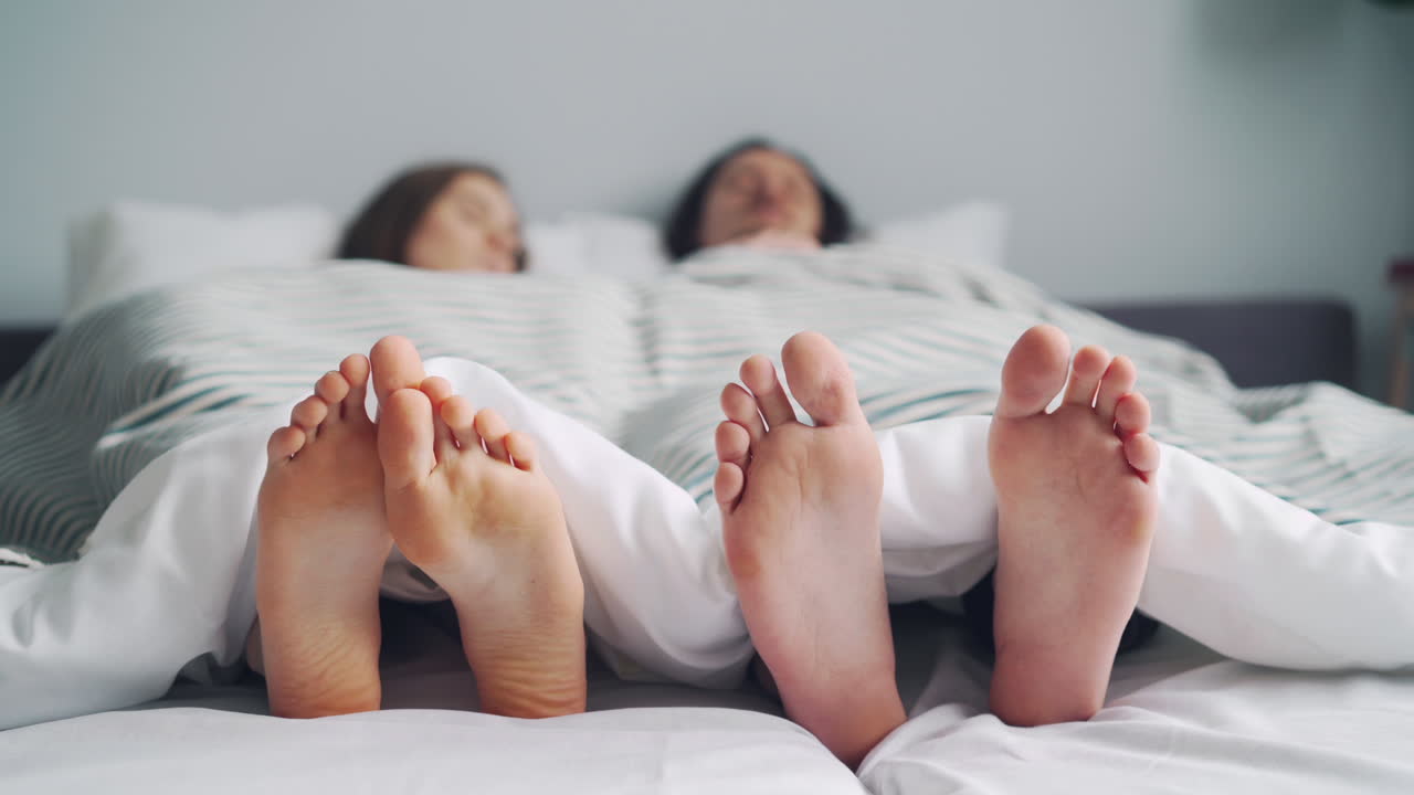 Una pareja durmiendo en la cama