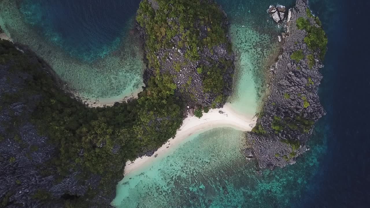 Vista aerea dall'alto di spiaggia esotica, laguna e scogliere. El Nido, Isola di Palawan, Filippine