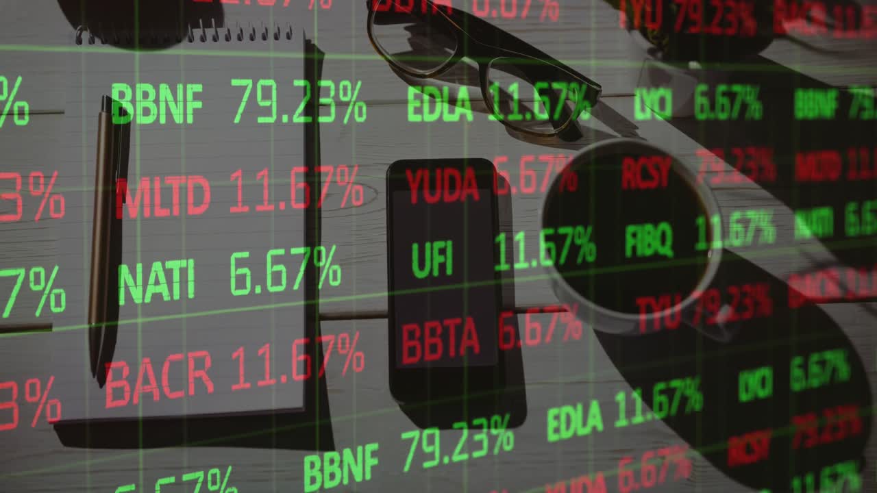 animazione dell'elaborazione dei dati finanziari su scrivania con notebook e smartphone