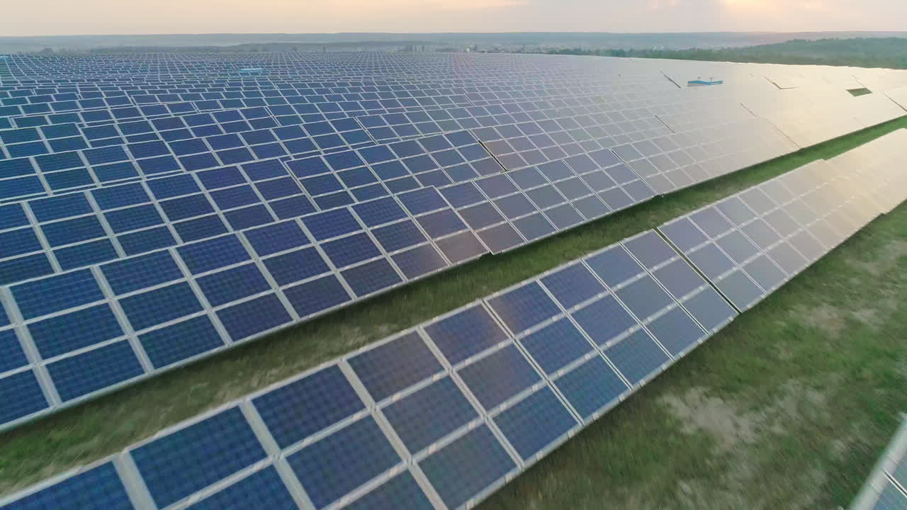 взгляд с воздуха на ферму солнечных панелей