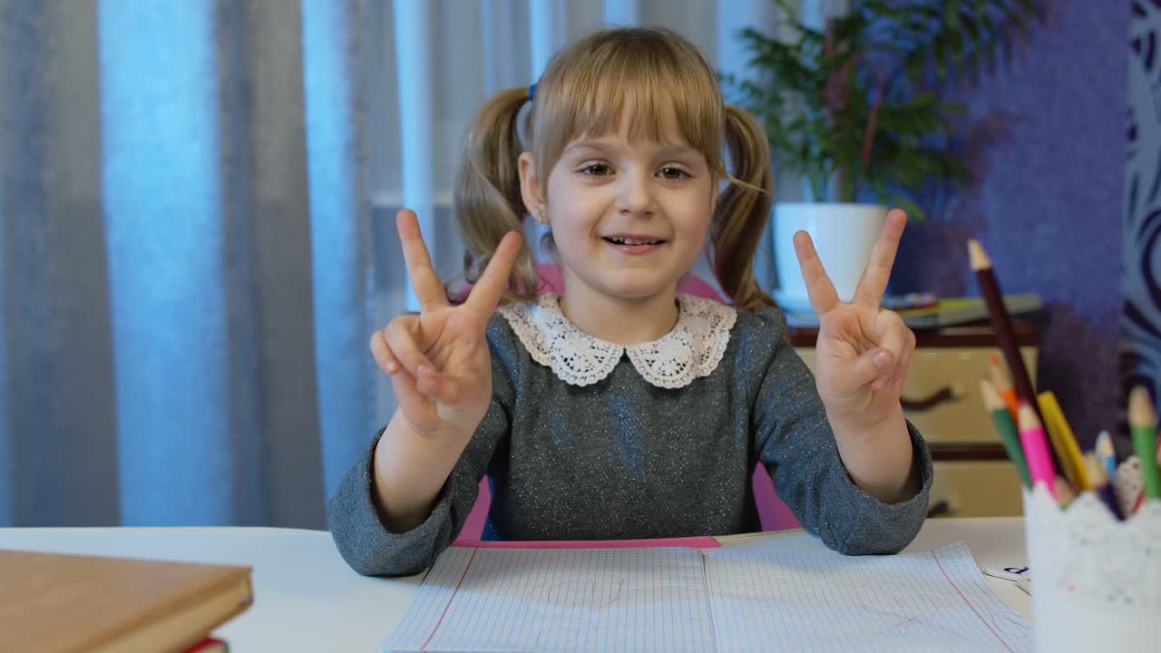 여자 학생, 소년, 초등학교에서 수학과 계산을 온라인, 원격 교육으로 가르친다.